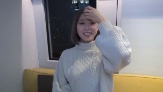 白嫩丰满妹子桌子上被暴力玩弄随意玩嘴玩胸道具按摩棒玩下体